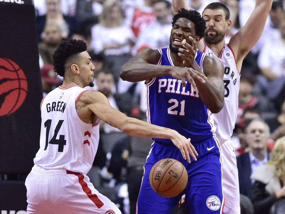 Hủy diệt 76ers, Raptors thật bá đạo khi ngưng ngưỡng mộ Kawhi Leonard Hủy diệt 76ers, Raptors thật bá đạo khi ngưng ngưỡng mộ Kawhi Leonard